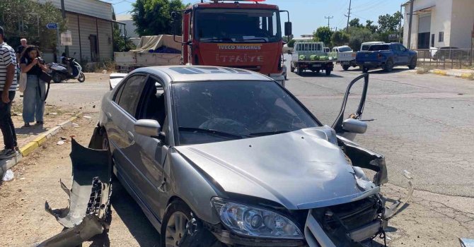 Antalya’da otomobil trafoya ve otobüs durağına çarptı: 1 yaralı