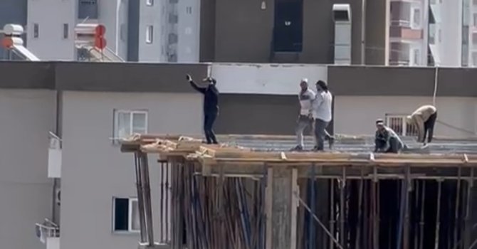 Otomobilden müzik sesi duyan işçiler 10. katta halay çekti