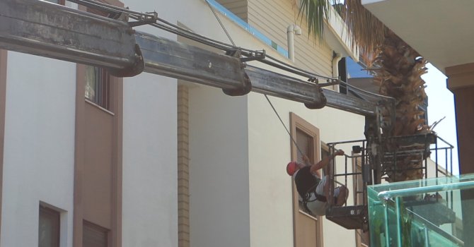 Ağaç budanması için kiralanan vinç yan yattı