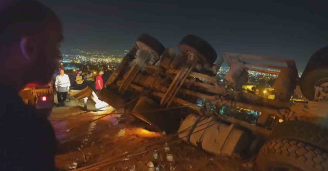 Freni patlayan kamyon devrildi, sürücü kayıplara karıştı