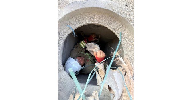 Antakya’da 5 metrelik kuyuya düşen yavru köpek kurtarıldı