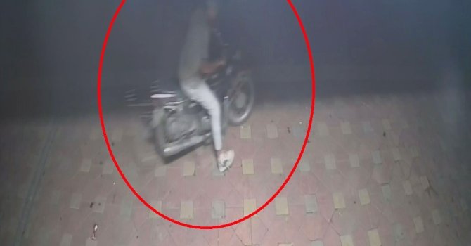 Rahatlığıyla pes dedirten hırsız, saniyeler içerisinde motosiklete kendi malı gibi binip gitti