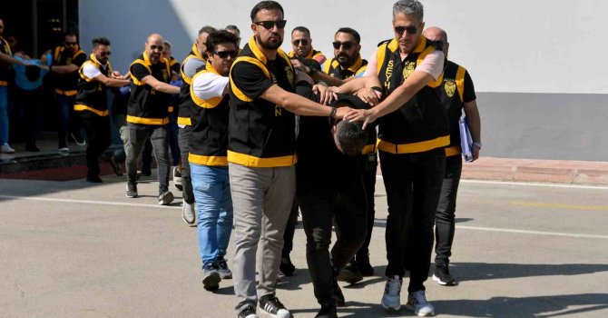 Adana’da haraç isteyen çeteye operasyon: 12 silah ile 54 bin hap ele geçirildi