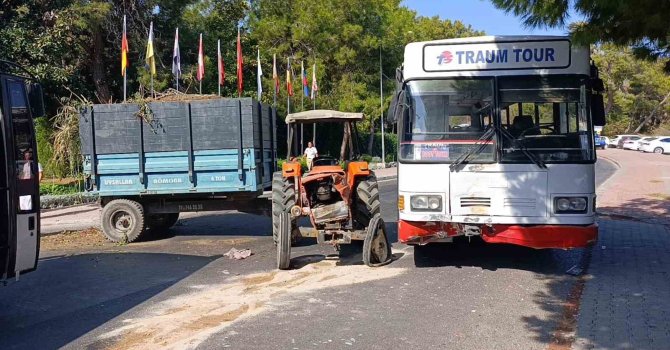 Safari için yolcu toplayan otobüs ile otelden çıkan traktör çarpıştı: 1’i turist 2 yaralı
