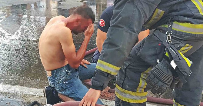 Üzerine döktüğü benzin gözlerinden ediyordu