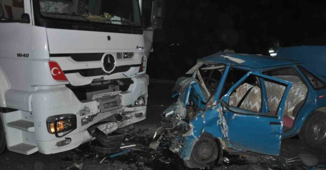 Tır ile otomobil kafa kafaya çarpıştı: 3 ölü