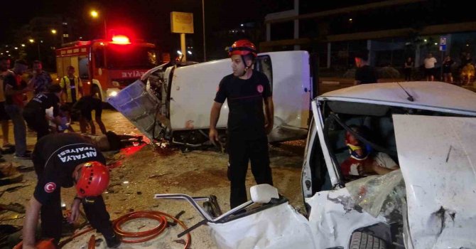 Tofaşlar kafa kafaya çarpıştı, ortalık savaş alanına döndü: 4 yaralı