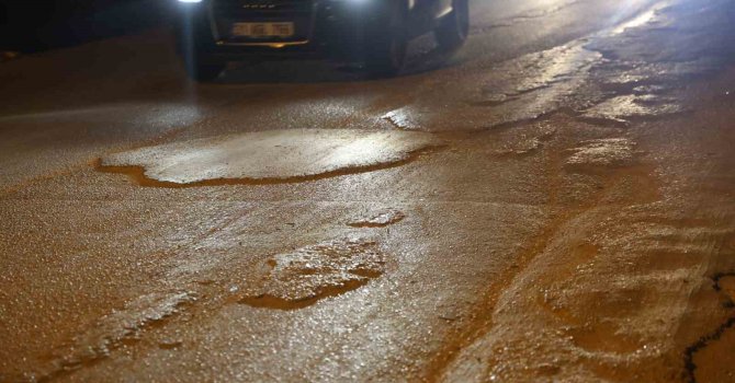 Seyir halindeyken yola beton döken mikser, vatandaşları çileden çıkarttı