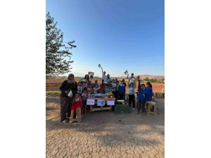 Savaşta katledilen akranları için annelerinin yaptıkları yiyecekleri satan minikler gönülleri fethettiler