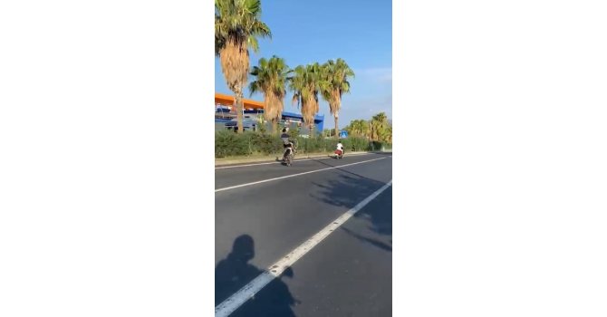 Karayolunda kasksız tek teker şov