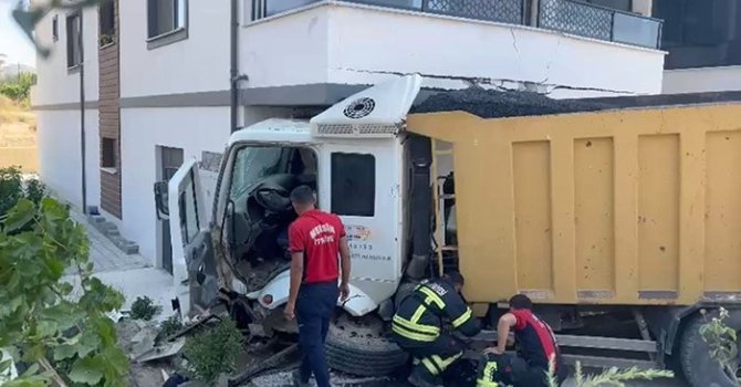 Mersin’de hafriyat kamyonu apartman balkonuna girdi: 1 yaralı