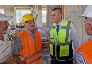 Mersin Valisi Toros, Tarsus’ta yapımı süren eğitim yatırımlarını inceledi