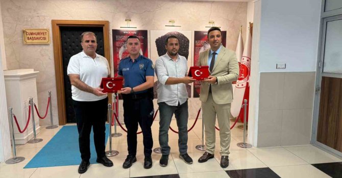 Gazipaşa’da ailesiyle yürüyen kişiyi tabancayla vuran şüpheliyi yakalayan polisler ödüllendirildi