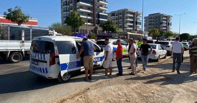 Kucağına aldığı oğluyla yolun karşısına geçerken otomobil çarptı: 1’i ağır 2 yaralı