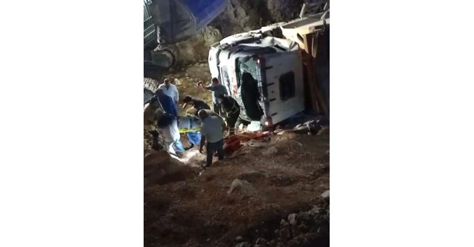 Sürücüsünün kontrolünü kaybettiği kamyon uçurumdan yuvarlandı