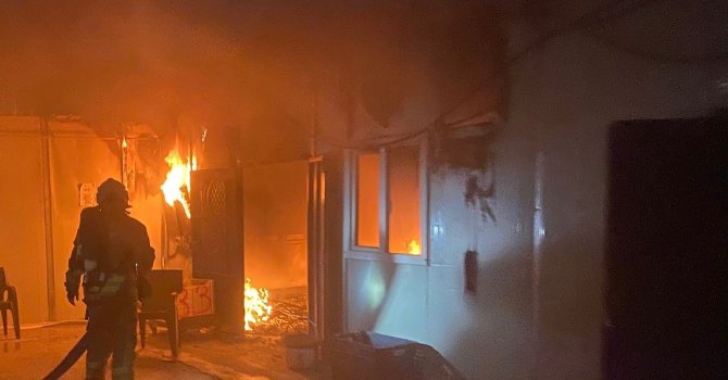 Konteyner yemekhane alevlere teslim oldu