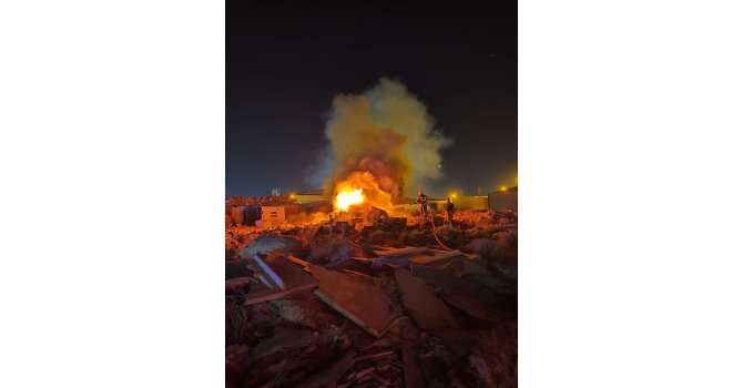 Antakya’da hurdalık alevlere teslim oldu