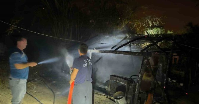 Samandağ’da depo olarak kullanılan çadır yandı