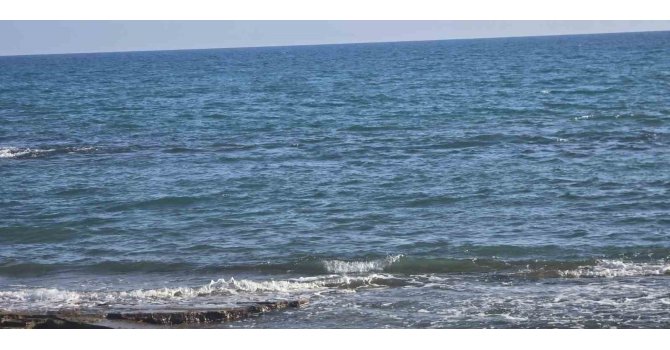 Ailesiyle birlikte geldiği sahilde denize giren adam boğuldu