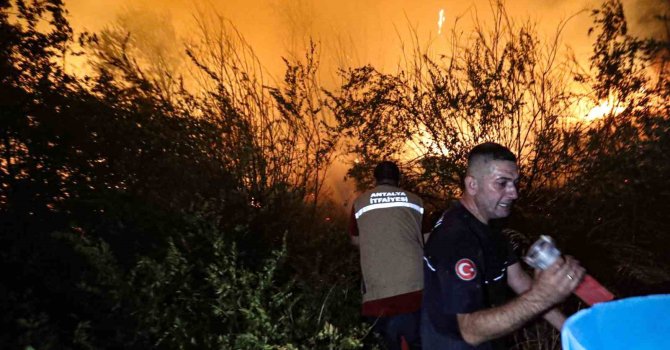 Antalya itfaiyesi üç ilçedeki yangınlara 13 araç ve çok sayıda personelle müdahale etti