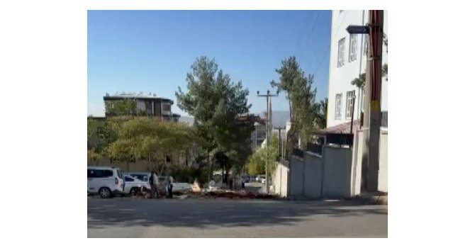 Şiddetli rüzgar okulun çatısını uçurdu