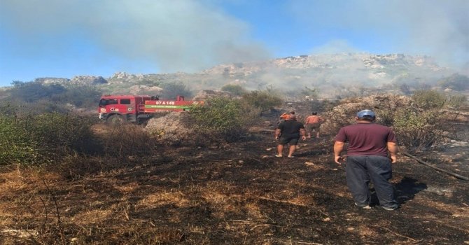 Serik’te makilik ve zeytinlik alanda çıkan yangın 1 saatte kontrol altına alındı