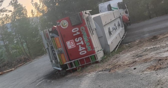 Orman yangınına müdahaleden dönen su tankeri devrildi