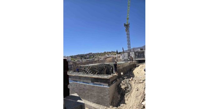 Beton dökümü esnasında tabla çöktü: 2 işçi yaralandı