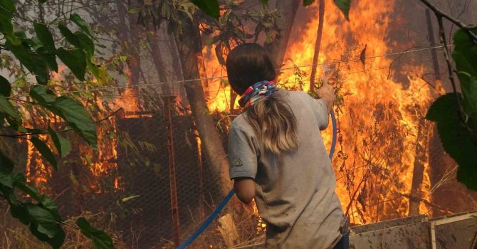 Antalya’da alevler mahalleyi sardı, vatandaşlar seferber oldu
