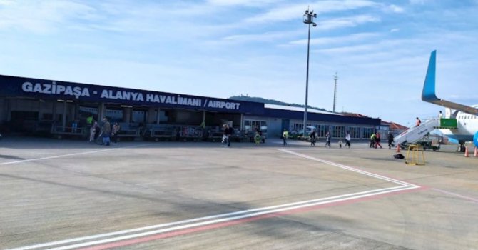 Gazipaşa-Alanya Havalimanı’nda rüzgar nedeniyle bazı uçuşlar iptal edildi