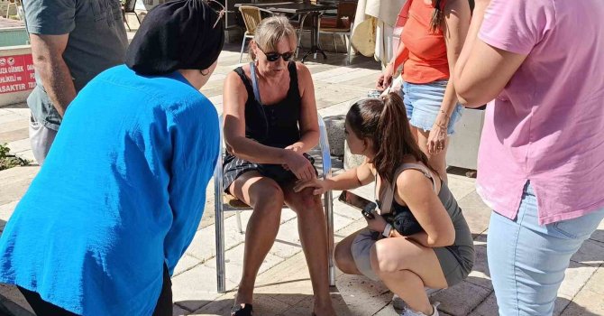 Genç sürücü, yaya geçidinde çarptığı kadının bir an olsun yanından ayrılmadı