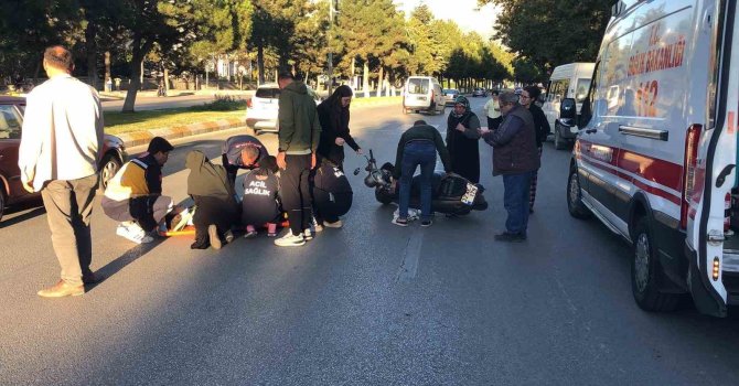 Kaza sonrası motosikletiyle yola savrulan genç kız gözyaşlarıyla hastaneye götürüldü