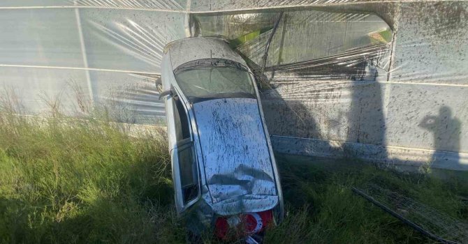 Antalya’da kontrolden çıkan otomobil muz serasına girdi: 1 yaralı