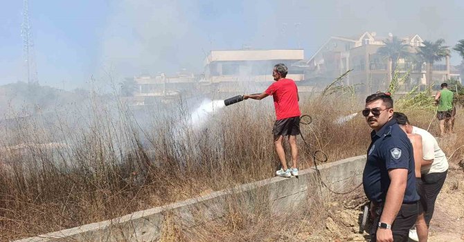 Villaları tehdit eden yangına ilk müdahale otel personeli ve müşterinden geldi