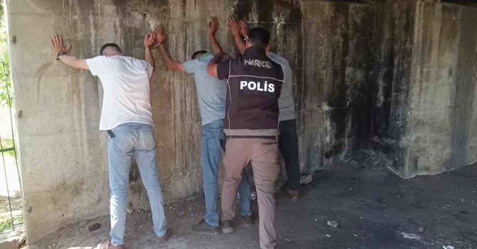 Adana’da narkotik polisleri görevde