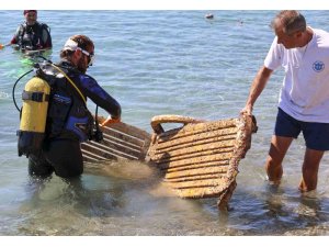 Denizden çıkanlar pes dedirtti:  Tekne parçası, şezlong ve araç lastiği çıktı