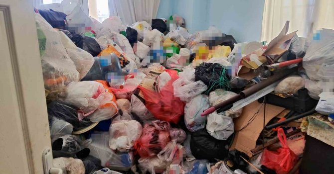 Adana’da apartman dairesinden iki kamyon çöp çıktı