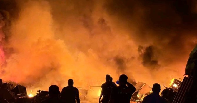 Alevlere teslim olan hurdalık alanda çıkan yangın geceyi aydınlattı