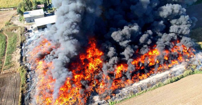 Adana’da geri dönüşüm fabrikasının bahçesindeki yangın dronla görüntülendi
