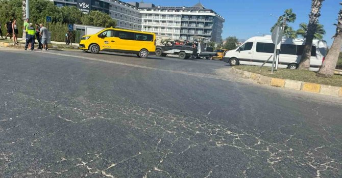 Elektrikli bisiklete ticari taksi çarptı, 3 Alman vatandaşı yaralı