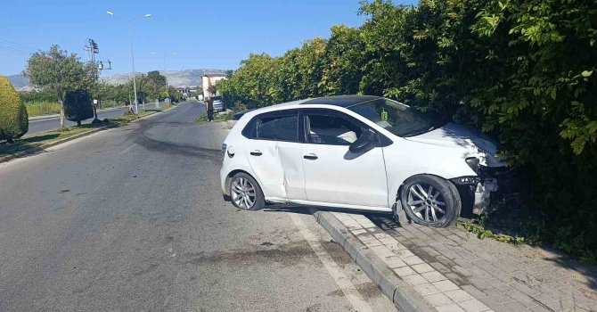 Refüjdeki ağacı deviren otomobil duvara çarparak durabildi: 1 yaralı