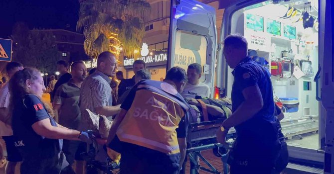 Otomobille çarpışan motosiklet sürücüsü kaldırıma savruldu: 1 yaralı