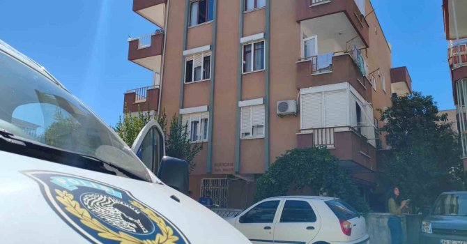 Aynı evde yaşadığı babasının öldüğünü 3 gün sonra fark edip, ablasına haber verdi