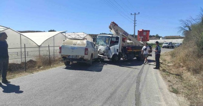 Kamyonla otomobil kafa kafaya çarpıştı: 3 yaralı