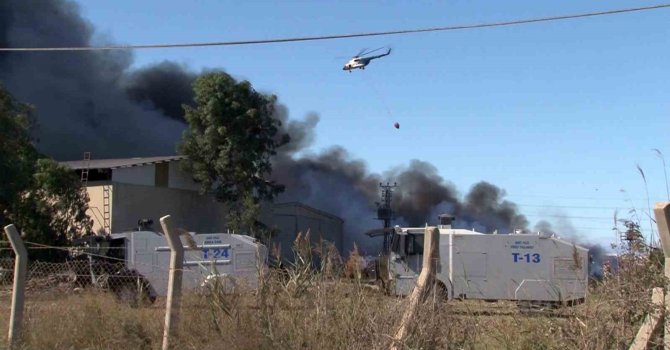 Adana’da geri dönüşüm fabrikasındaki yangına havadan ve karadan müdahale sürüyor