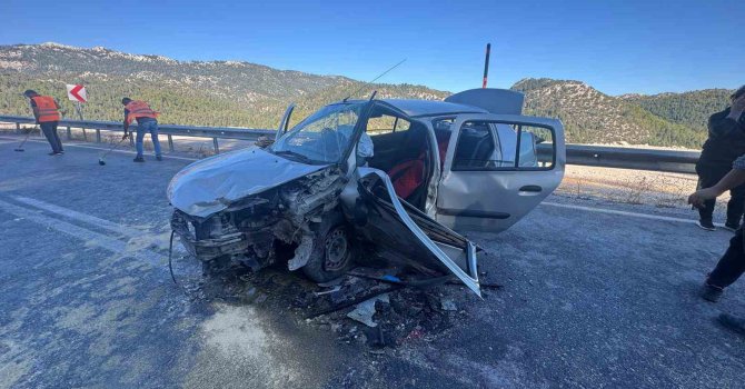 Antalya’da feci kaza: 4 yaralı