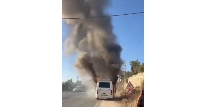 Sürücü yolcuları tahliye etti, minibüs alev alev yandı