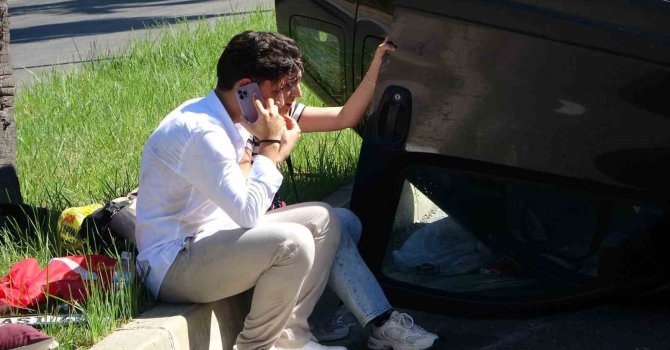 Palmiyeye çarpan araç takla attı: 2 yaralı