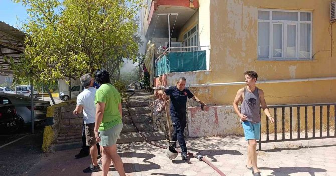 Manavgat’ta 2 katlı evde çıkan yangın paniğe neden oldu