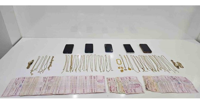 O anlar kamerda: Kuyumcuları sahte altınla dolandırdılar, yakalandılar